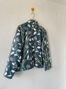Chaqueta de terciopelo azul verdoso bordada a mano para mujer, abrigo cálido de invierno con bordado floral Aari, cuello alto y frente abierto - Product Image 2