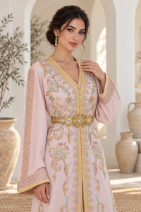 Caftan marocain en velours prune Mishkat Couture, broderie dorée, cristaux pastel, longueur maxi, manches longues, ceinture, tenue de soirée - Product Image 3
