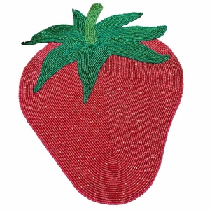 Nouvelle Arrivée Napperon et Sous-plat Moderne Floral en Corail Rouge Fait Main avec Perles de Verre pour Mariage, Fête et Décoration Intérieure - Product Image 3