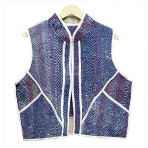 Gilet respirant en tricot Kantha bleu avec motif patchwork rayé blanc, bordure contrastante à points ouverts, style automne, blazer pour femme - Product Image 1