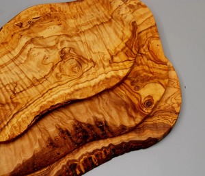 Tabla de cortar hecha a mano de madera de olivo, tabla de cocina para cortar, tabla de madera para servir queso y pan - Product Image 6