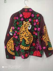 Veste Suzani en velours marron avec motif tigre et broderie florale complexe, attrayante pour les femmes, artisanale traditionnelle indienne, manteau d'hiver. - Product Image 4