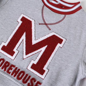 เสื้อสเวตเชิ้ต Morehouse Heather Grey Pocket Crewneck รุ่น Unisex สีเทา คอกลม มีแถบสีแดงขาว ทรงโอเวอร์ไซส์ มีกระเป๋าเสื้อ สไตล์ลำลอง - Product Image 6
