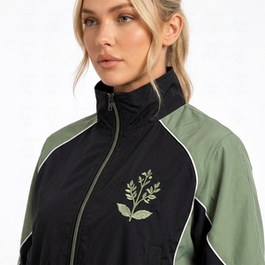 Conjunto Deportivo para Mujer, Chaqueta Cortavientos con Bloques de Color, Pantalones Jogger, Cuello Alto, Traje Deportivo Corto con Bordado - Product Image 3