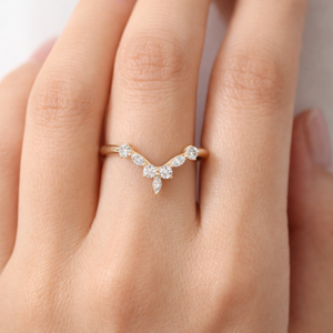 Bague de fiançailles en or massif 18 carats certifiée IGI avec diamant de laboratoire taille marquise et rond, bague courbée en grappe, bague de fiançailles empilable Chevron - Product Image 6