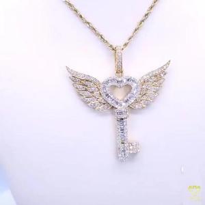 Colgante de Corazón con Alas Personalizado en Plata de Ley 925 con Engaste de Diamante Moissanite de Primera Calidad - Product Image 2