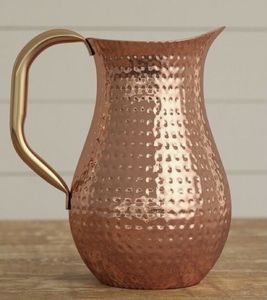 Carafe à servir en cuivre artisanale avec texture martelée et poignée courbée pour le service de boissons décoratives vintage - Product Image 1