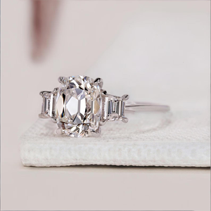 Bague de fiançailles OMC en or 18 carats personnalisée avec diamant de laboratoire certifié IGI de qualité supérieure, taille Old Mine, et pierres latérales en trilogie, pour femme - Product Image 2