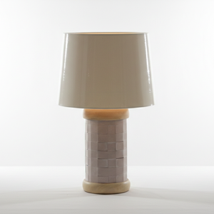 Lampe de table élégante pour l'intérieur, conçue avec une base texturée de style bloc et un abat-jour aux tons neutres, créée pour les espaces élégants et les chambres. - Product Image 1