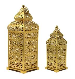 Lanterne marocaine artisanale en métal pour une décoration intérieure traditionnelle, créant une ambiance lumineuse et chaleureuse pour le salon - Product Image 5