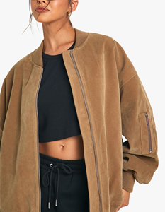 Chaqueta bomber de gamuza color canela para mujer con logotipo personalizado, chaqueta con cuello alto y mangas abullonadas con cremallera y logotipo personalizado - Product Image 6