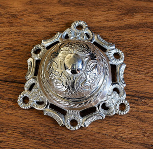 Campana de escritorio de latón macizo grabado – Campana de llamada de mesa estilo vintage, campana de servicio estilo antiguo color plata - Product Image 5