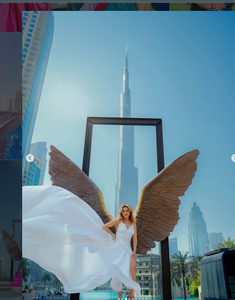 Elegante Mujer Posando en un Vestido Maxi Blanco Fluido con Abertura Alta en el Marco de la Escultura Wings of Mexico Dubai Downtown - Product Image 4