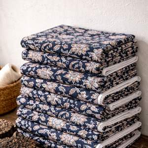 Tela de Algodón Estampada a Mano con Nudos, Diseño Floral Artesanal Tradicional, Textil para Ropa, Decoración del Hogar, Ecológico y Sostenible - Product Image 3