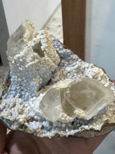 Cristal de calcédoine bleue naturelle avec okenite et calcite |   Minéraux décoratifs pour la décoration intérieure - Product Image 2