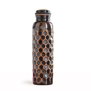 Bouteille artisanale en cuivre pur en forme de nid d'abeille avec châtaignes fumées, emballage de vente au détail personnalisé blanc, récipient tactile hexagonal incrusté - Product Image 1