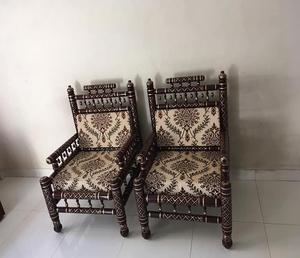 Juego de Sillas de Madera Sólida de Lujo para Sala de Estar con Cojines Gruesos, Patas Estables y Aspecto Elegante para Interiores Clásicos - Product Image 1