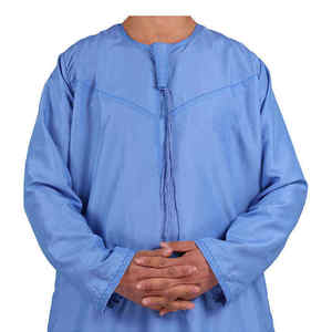 Vente en gros de thobes pour homme, robe islamique arabe en coton noir à manches longues et col montant, vêtements de prière musulmans traditionnels, Dubaï - Product Image 3