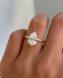 Bague de fiançailles pour femme en or jaune 18 carats avec diamant taille ovale et halo pavé, style luxueux - Product Image 6