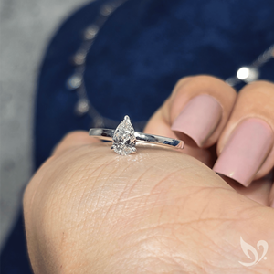 Bague solitaire en diamant de laboratoire de forme poire de 0,50 carat en or 18 carats |   Bijoux de fiançailles certifiés IGI - Product Image 3