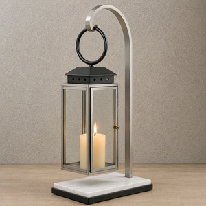 Farol de metal de latón antiguo de primera calidad con un marco contemporáneo alto y elegantes paneles de vidrio diseñados para crear un ambiente cálido y lujoso. - Product Image 4