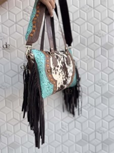 กระเป๋าถือหนังวัวดีไซน์เฉพาะตัว  แกะสลักลายหนัง  พร้อมพู่หนัง  กระเป๋าสะพายทรงสวยเก๋  กระเป๋าหนังสำหรับผู้หญิงอเนกประสงค์ - Product Image 3