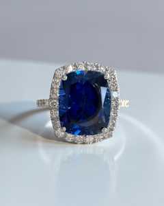 Nouvelle conception, bague en or massif 18 carats avec saphir bleu naturel taille coussin allongé 5 carats et halo de diamants de laboratoire, idéale pour un cadeau de fiançailles - Product Image 1