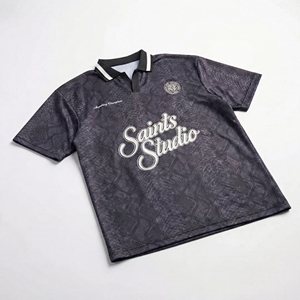 Polo de rendimiento con estampado oscuro y cuello de punto en contraste, estampado en el pecho, tela transpirable, para equipos y estilo de vida, OEM / Marca Privada - Product Image 1