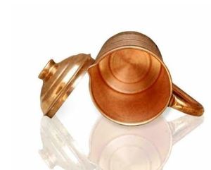 Ensemble de carafes en cuivre pour un service d'eau élégant et haut de gamme, avec verres, durable et réutilisable, pour la cuisine. - Product Image 2