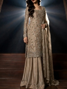 Ensemble de costume shalwar kameez palazzo beige brodé pour femmes avec dupatta, tenue de mariage traditionnelle - Product Image 2