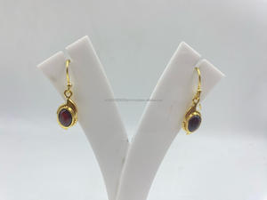 Boucles d'oreilles enfileur plaqué or au design élégant Accessoire de mariage glamour minimaliste en perle sterling en or pour femme cadeau - Product Image 1