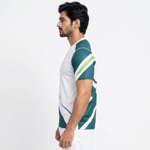 Camiseta de tenis para hombre enfocada en el rendimiento, con material ligero, control de la humedad y ajuste cómodo, diseñada para actividades deportivas. - Product Image 3