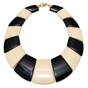 Collier en laiton argenté avec pompons colorés et médaillons brodés, fournisseur en gros de bijoux bohèmes - Product Image 3
