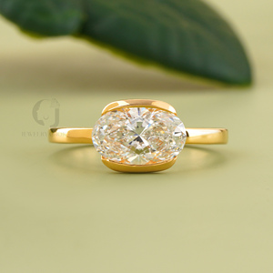 Bague de fiançailles solitaire moderne en or jaune 14 carats avec diamant ovale de laboratoire VVS DEF 2 carats serti clos, bijoux de mariage en or jaune - Product Image 2