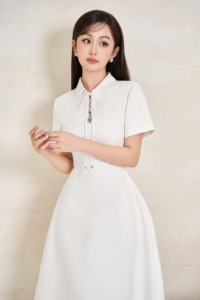เดรสยาวทรงเข้ารูปสำหรับผู้หญิง คอปกปีเตอร์แพน รุ่น CLARA OEM / ODM ป้องกันไฟฟ้าสถิตย์ สไตล์เรียบง่าย เอวสูง เหมาะกับทุกฤดูกาล - Product Image 2