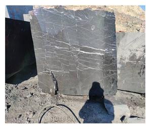 Bloc de marbre noir persan Maco, veiné foncé, pierre brute naturelle pour le traitement des dalles et l'utilisation en design d'intérieur - Product Image 1