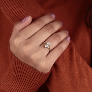 Bague de fiançailles solitaire en or 14 carats avec diamant de laboratoire taille poire 2,00 carats certifié IGI, sertie clos, bijoux de mariée personnalisés pour femme Kirti - Product Image 2