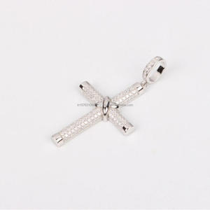 Collier pendentif croix de luxe avec diamants Moissanite sertis style minimaliste - Product Image 1