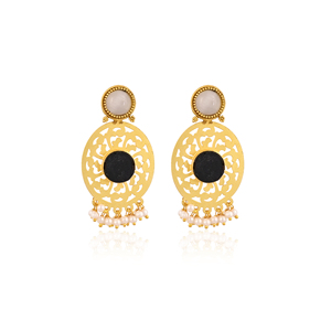 Boucles d'oreilles en laiton plaqué or avec pierres précieuses œil-de-chat blanc et onyx noir, serties à la main, par Shilpi Impex, bijoux de mode pour femmes - Product Image 1