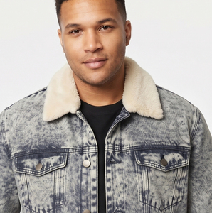 Chaqueta vaquera desgastada para hombre con cuello de piel, botones frontales, estilo casual de invierno, ajuste holgado, cortavientos, transpirable, ecológica, tipo abrigo vaquero con bolsillos en el pecho. - Product Image 3