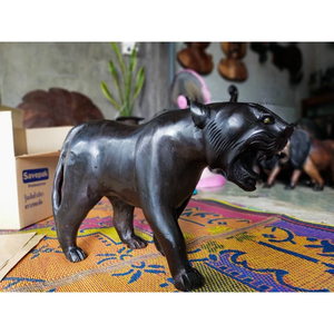 Statue de tigre en bois noir sculptée à la main, paire de sculptures décoratives - Product Image 2