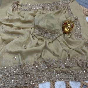 Exquisito Saree con Cuentas Doradas y Brillo de Terciopelo, Lujosas Lentejuelas y Trabajo Artesanal Cutdana, Incluye Blusa de Diseño - Product Image 3