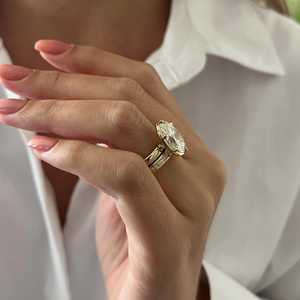 Ensemble de Bague de Fiançailles UNIQUE avec Diamant Oval de 5 Carats Cultivé en Laboratoire, Sertissage Géorgien à Griffes, en Or Jaune, Ensemble Nuptial Assorti - Product Image 3