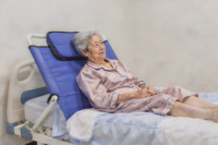 Support de dossier de lit en forme de cale avec réglage facile de l'angle et matériau facile à nettoyer pour l'aide à la position assise des personnes âgées