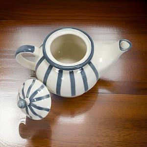 Théière à motif rayé avec bec verseur lisse, poignée confortable, corps isotherme, idéale pour servir le thé - Product Image 5