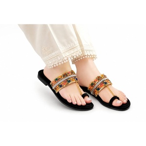 Chappals Kolhapuri en Cuir pour Femmes, Dessus en Velours, Impression Personnalisée, Respirants, Légers, Imperméables, Tendance Mode - Product Image 5