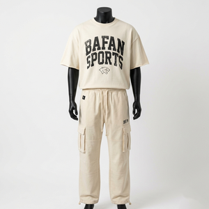 เสื้อยืดคอตตอนสีเบจคุณภาพสูง 230 GSM พร้อมกางเกงคาร์โก้ ชุดสตรีทแวร์ผู้ชาย พิมพ์โลโก้ตามสั่ง - Product Image 1
