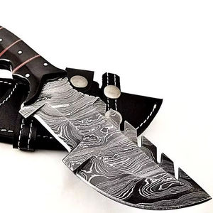 Cuchillo de caza y camping multifunción de acero de Damasco parcialmente dentado con mango de asta de ciervo y funda de cuero - Product Image 1