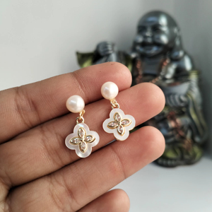 Boucle d'oreille en perle d'eau douce avec base en nacre en forme de trèfle (base à clou avec élément suspendu) - Product Image 3