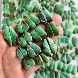 Paire de pierres précieuses en chrysoprase naturelle verte, cabochons assortis pour la fabrication de boucles d'oreilles, pierres de 10x10x5mm, 33x16x5mm, 22 carats en moyenne - Product Image 1